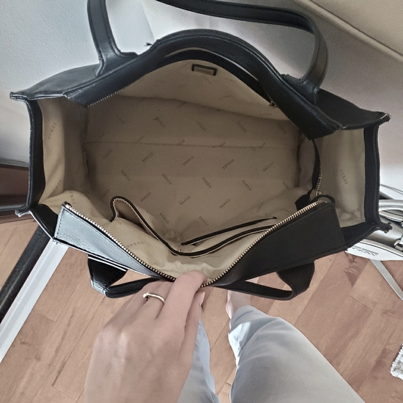 Guess Tote Bag Black Leather Silver Hardware - Picture 3 of 4